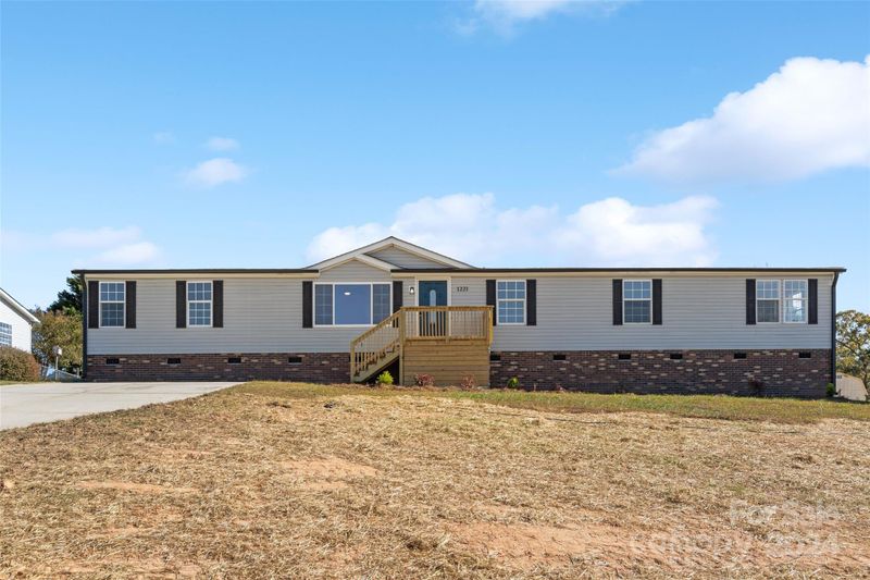 1221 Blake Dr, Mount Holly, NC 28120