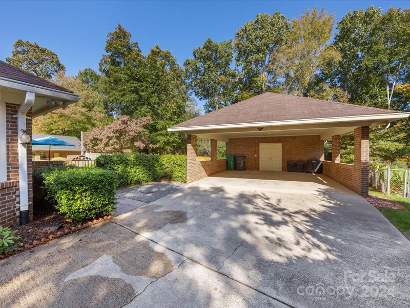 1101 Shadowbrook Ln, Charlotte, NC 28211