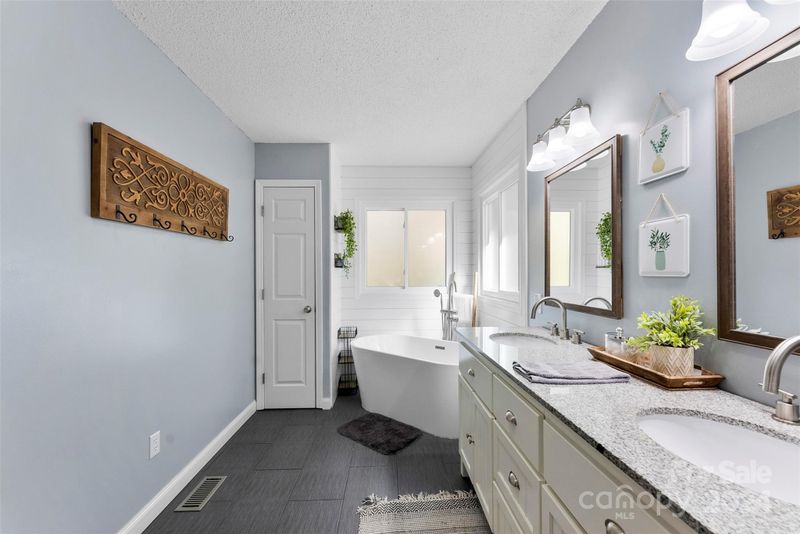 3006 Eaker Dr, Cherryville, NC 28021