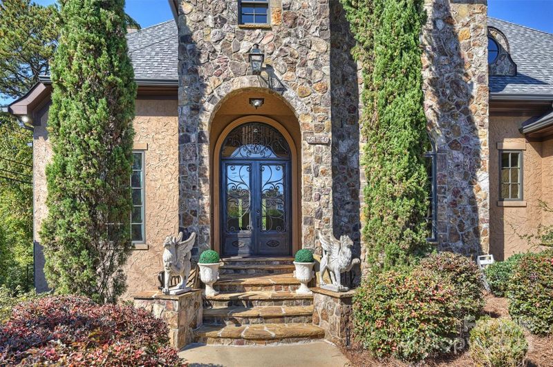 6140 Sharon Rd, Charlotte, NC 28210