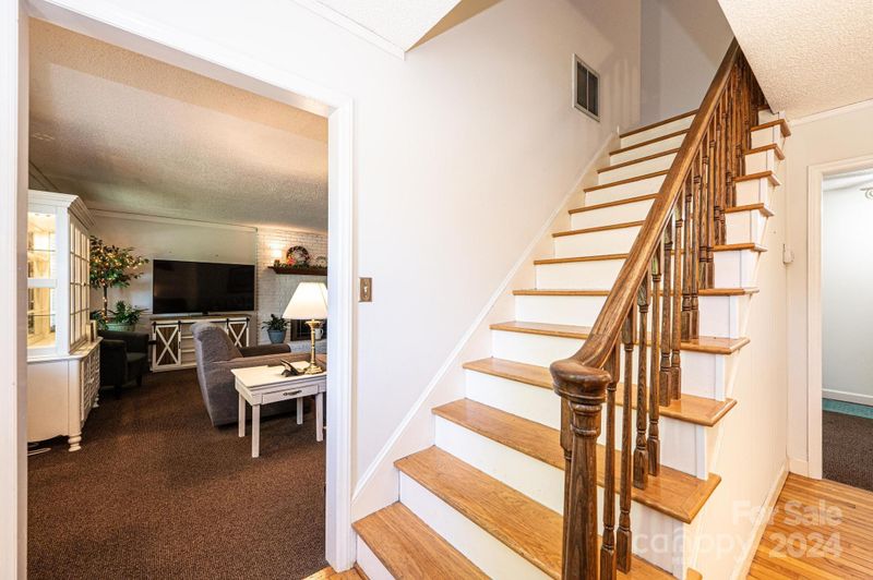 4057 Wandering Ln, Hickory, NC 28601