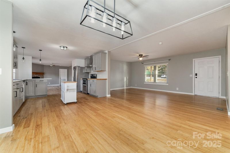1176 Peppertree Dr, Mount Holly, NC 28120