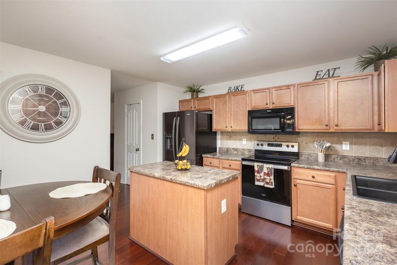 9511 Eagle Feathers Dr, Charlotte, NC 28214
