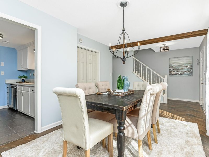 8002 Regent Park Ln, Charlotte, NC 28210