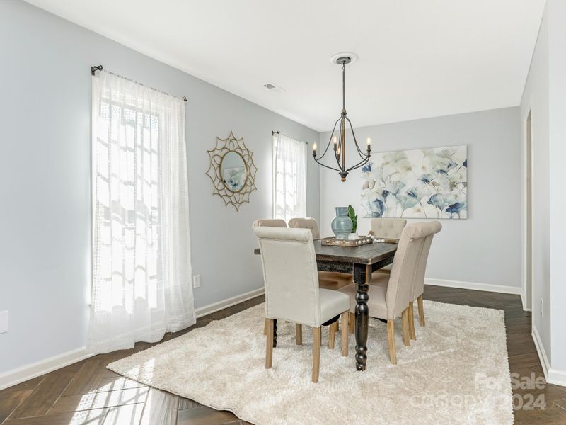 8002 Regent Park Ln, Charlotte, NC 28210