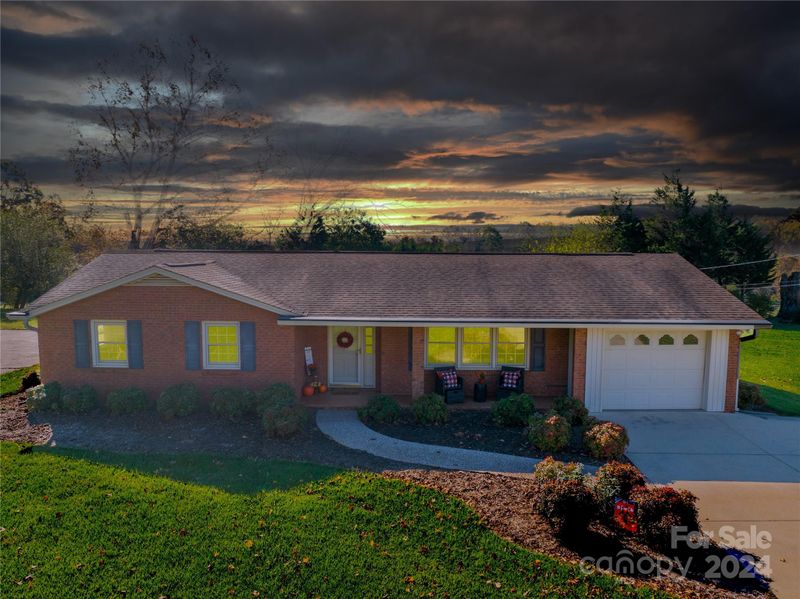 2101 Colonial Ln, Hickory, NC 28601