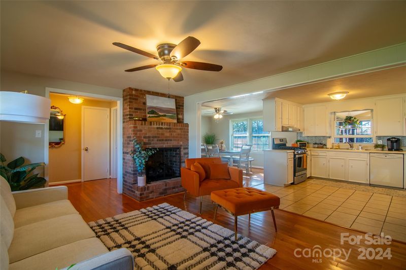 2101 Colonial Ln, Hickory, NC 28601