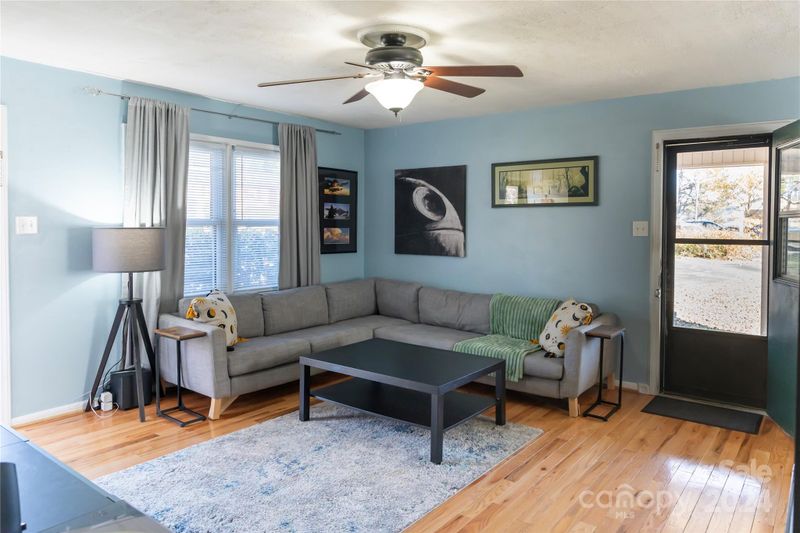 1034 Village Cir, Hickory, NC 28602