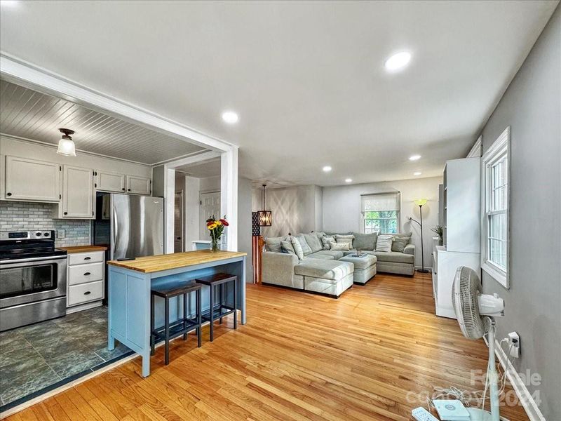 4512 Gainesborough Rd, Charlotte, NC 28205