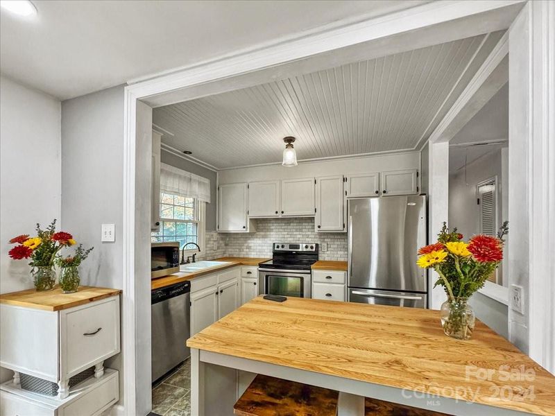 4512 Gainesborough Rd, Charlotte, NC 28205
