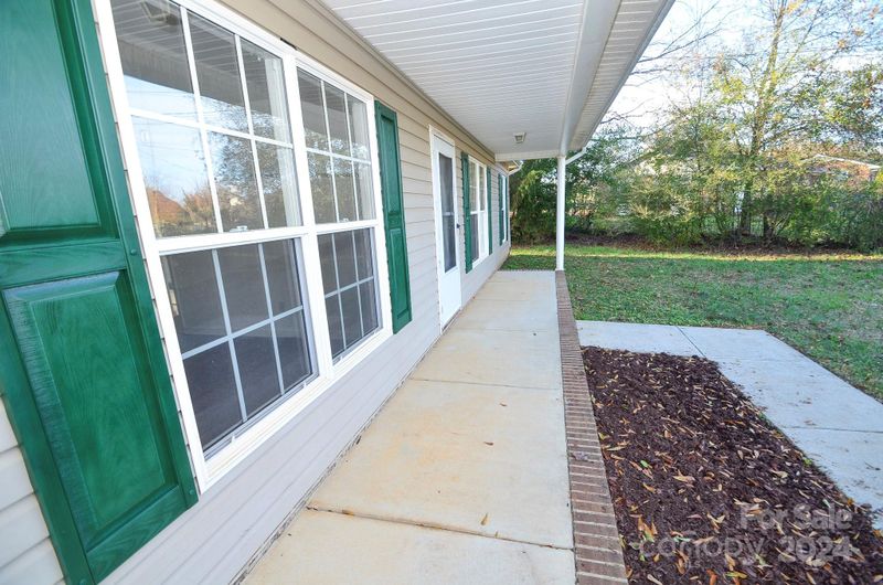 1495 Meadow Ln, Hickory, NC 28602