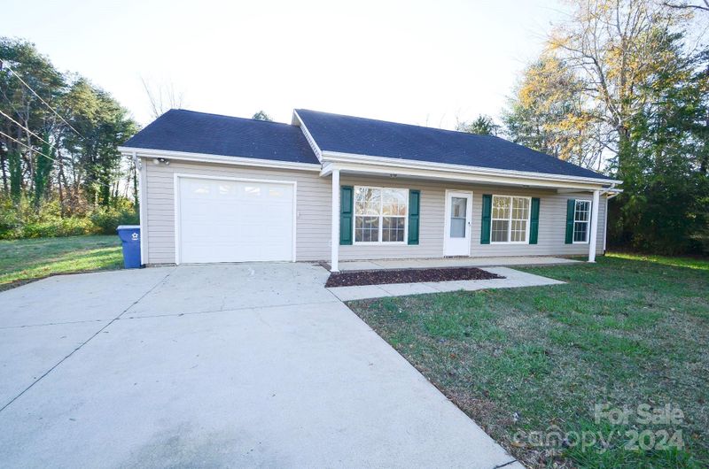 1495 Meadow Ln, Hickory, NC 28602