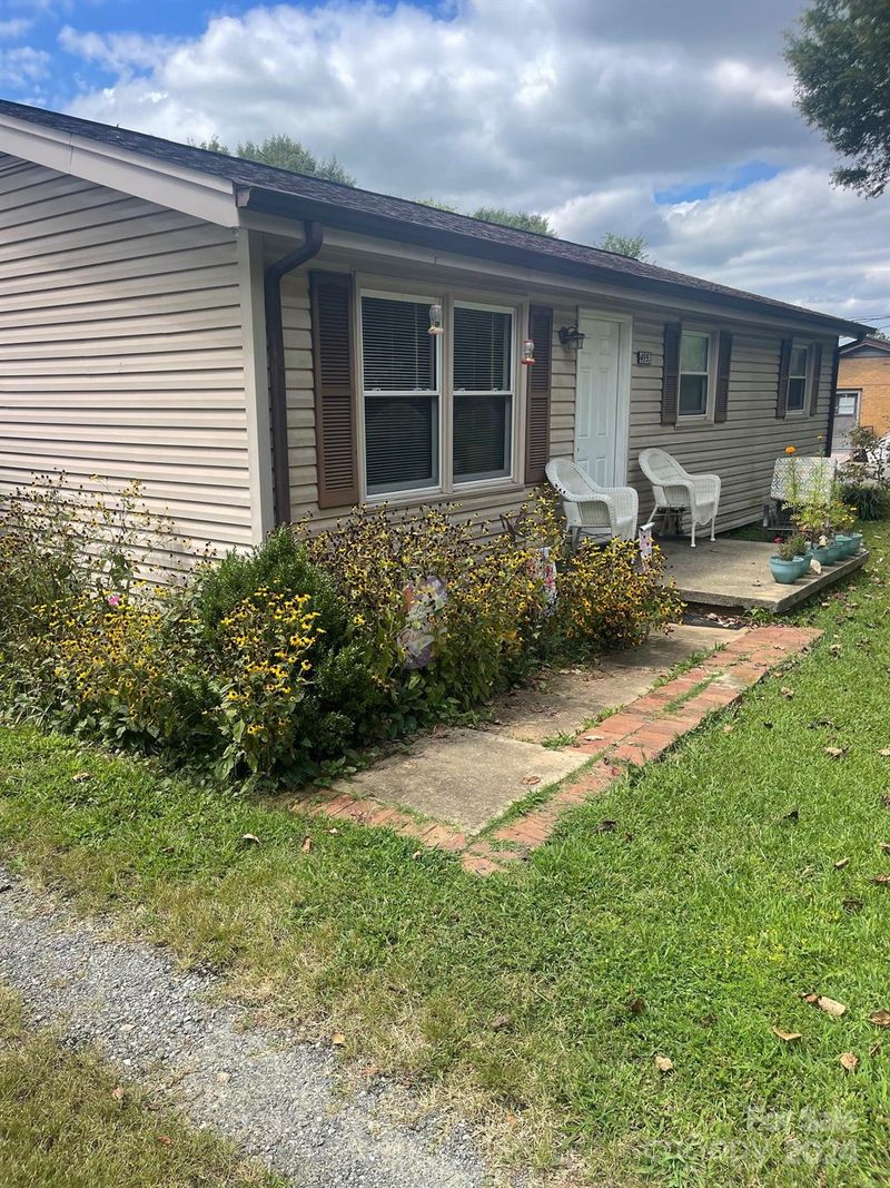4953 6th St SW, Catawba, NC 28609