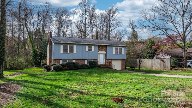 4142 2nd St NE, Hickory, NC 28601