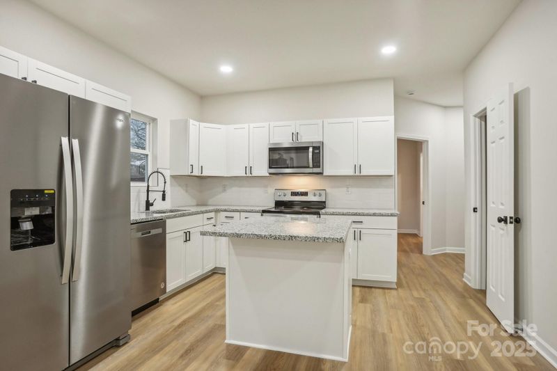 1423 Roseland Dr, Lincolnton, NC 28092