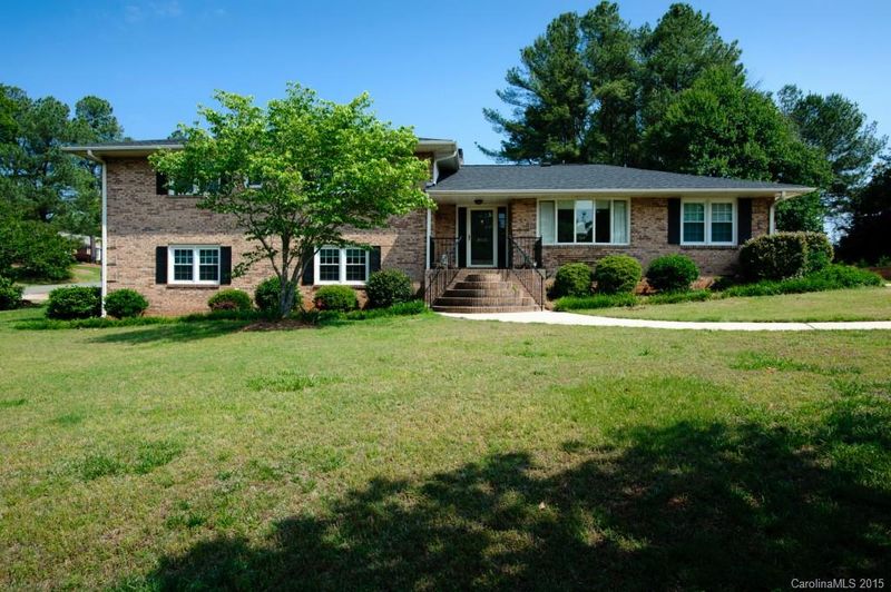 3900 Saint Regis Dr, Gastonia, NC 28056