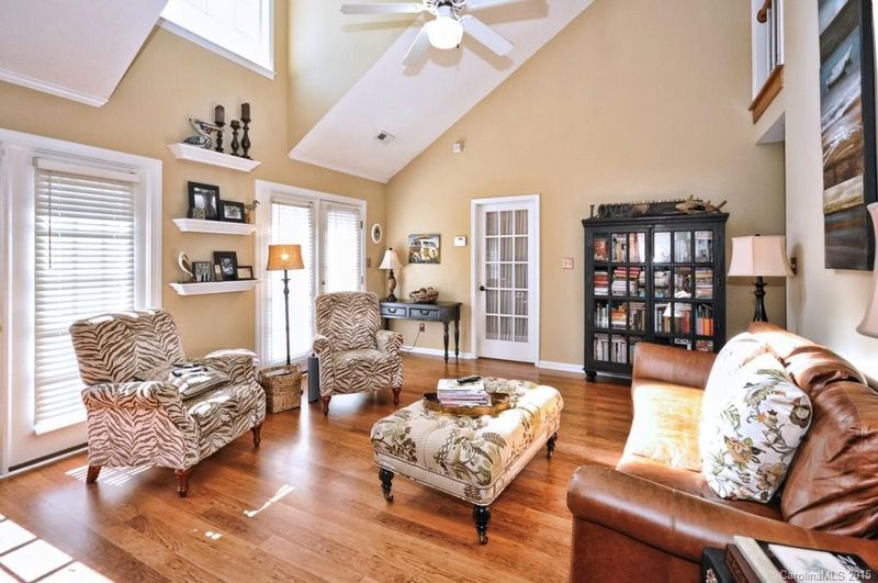 4533 Marthas Ridge Dr, Charlotte, NC 28215