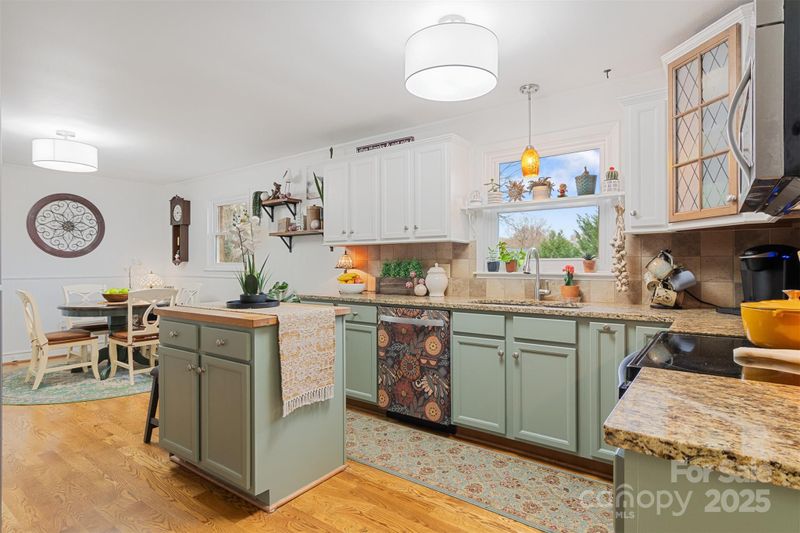 663 14th Ave NW, Hickory, NC 28601