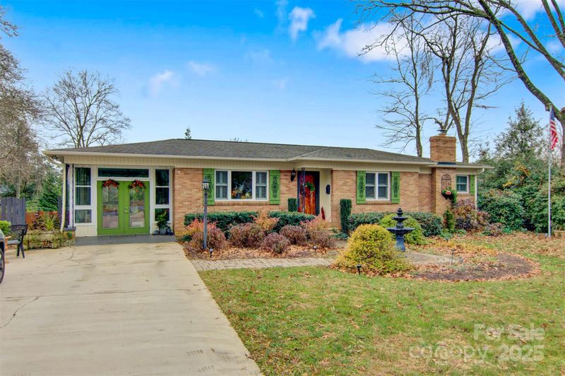 663 14th Ave NW, Hickory, NC 28601