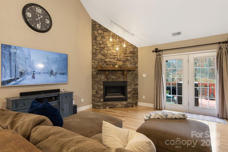 1114 Waterford Dr, Hickory, NC 28602