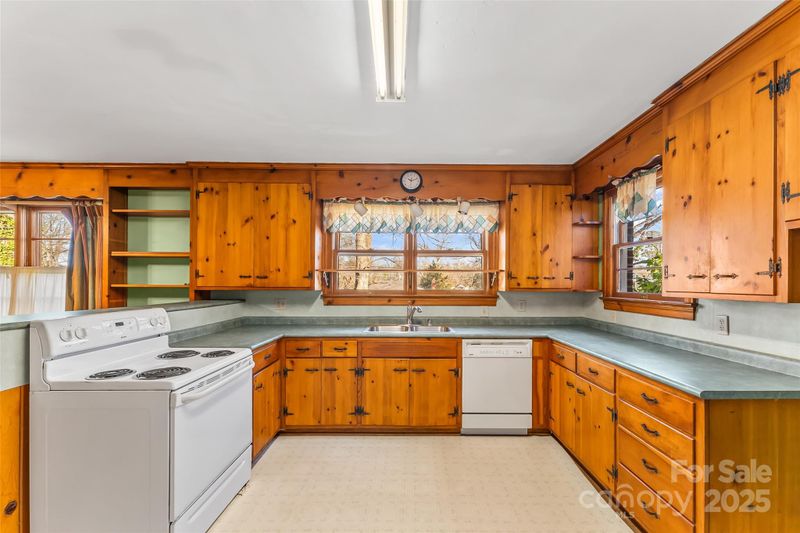 223 W 9th St, Newton, NC 28658