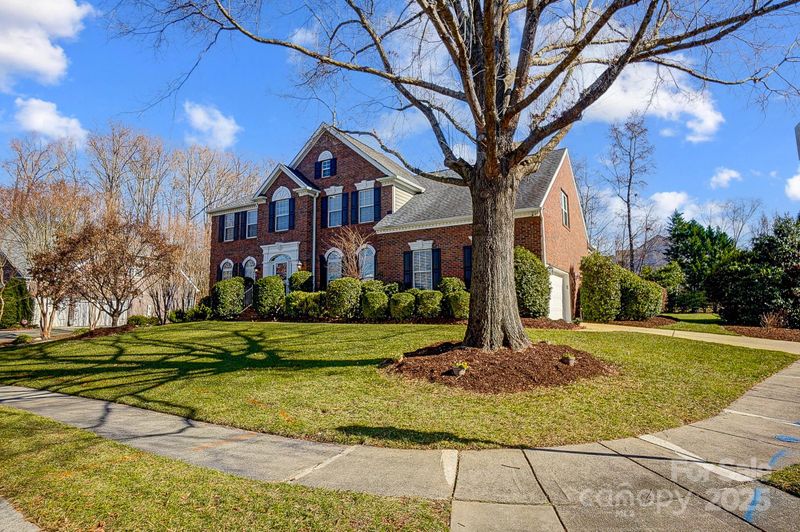 2202 Mt Isle Harbor Dr, Charlotte, NC 28214