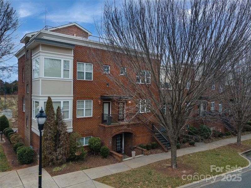 211 Harbour Place Dr, Davidson, NC 28036