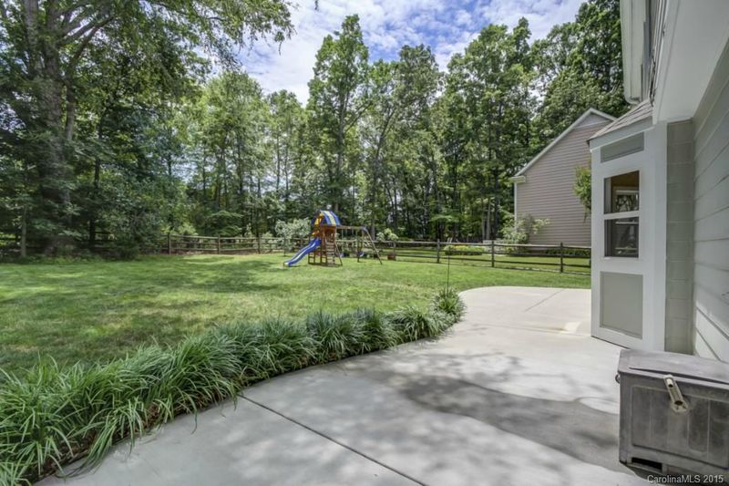 2824 Crescent Knoll Dr, Matthews, NC 28105