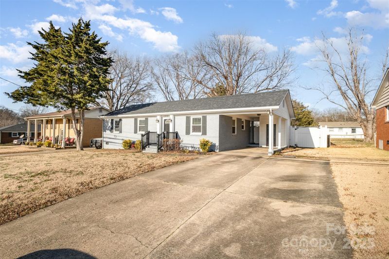 2016 W Arrowood Rd, Charlotte, NC 28217