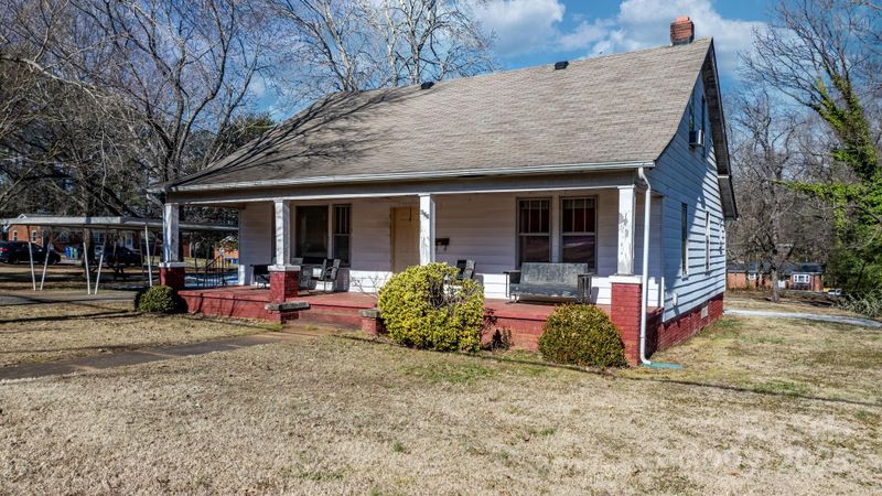608 6th St SW, Conover, NC 28613