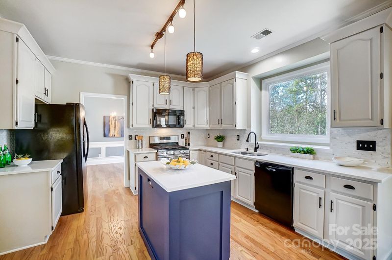 9236 Silver Pine Dr, Charlotte, NC 28277