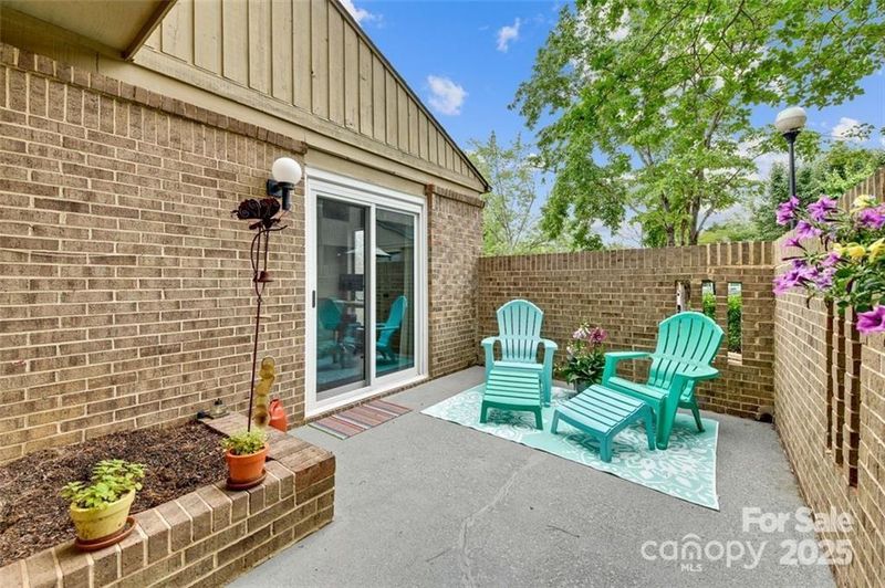 8049 Charter Oak Ln, Charlotte, NC 28226