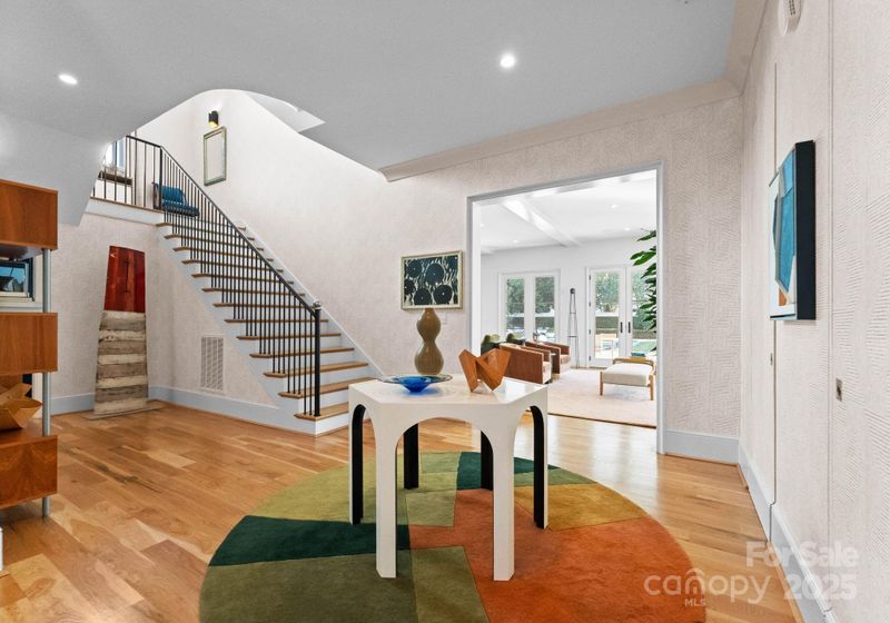 547 Cherokee Rd, Charlotte, NC 28207