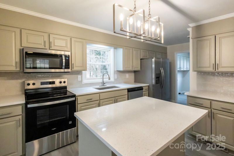 833 E Chestnut St, Stanley, NC 28164