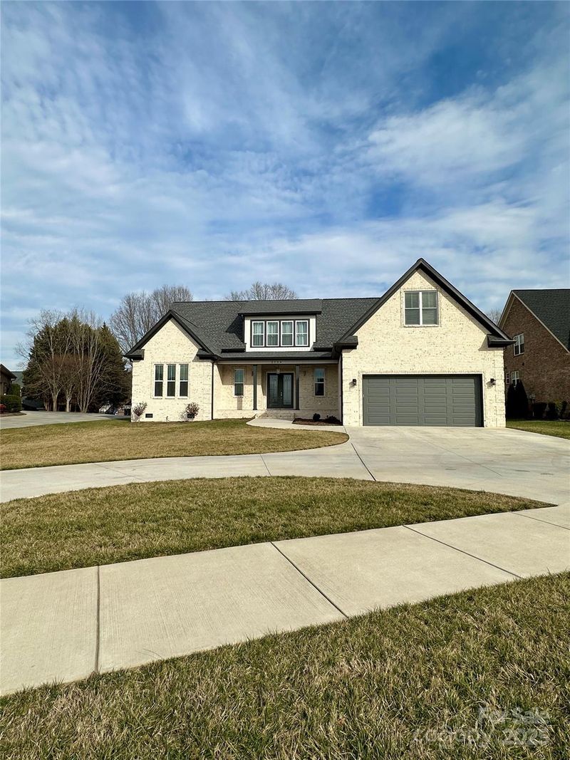 3754 10th St NE, Hickory, NC 28601