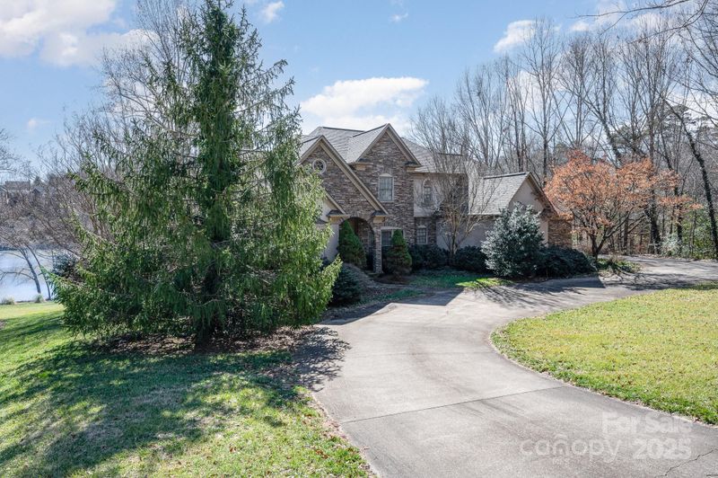 4724 1st St NE, Hickory, NC 28601