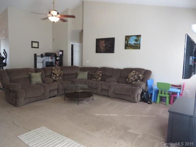 515 Moss Stream Ln, Charlotte, NC 28214