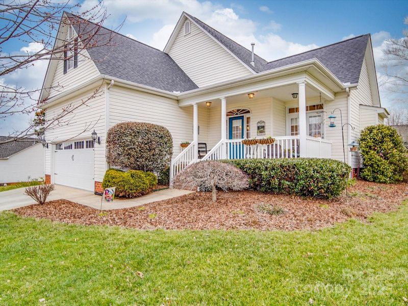 4032 River Falls Dr, Lowell, NC 28098