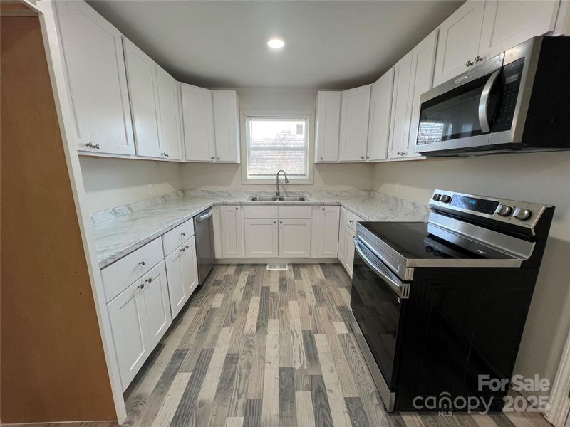 2105 Longleaf Dr, Charlotte, NC 28210
