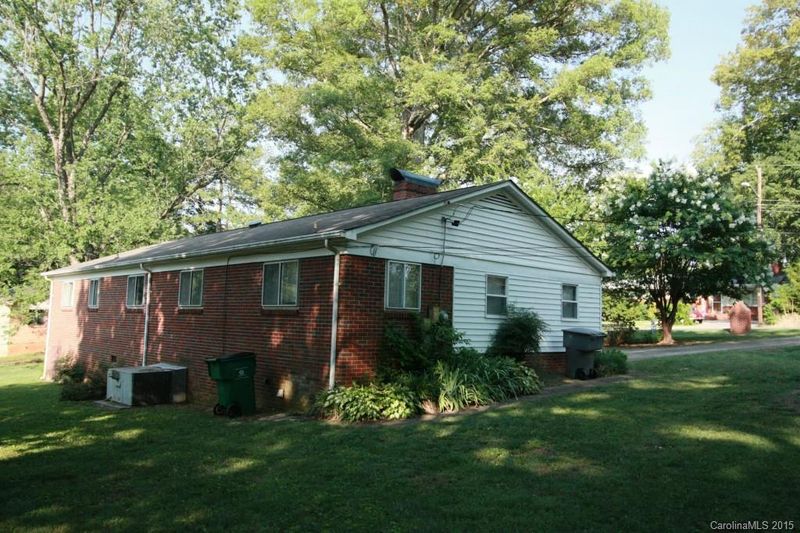 1033 Watts Dr, Charlotte, NC 28216
