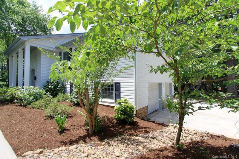 945 Bridlepath Ln, Charlotte, NC 28211