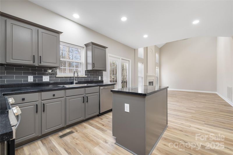 6529 Harburn Forest Dr, Charlotte, NC 28269