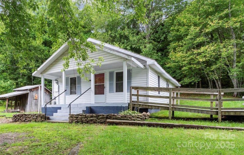 944 Georges Fork Rd, Burnsville, NC 28714