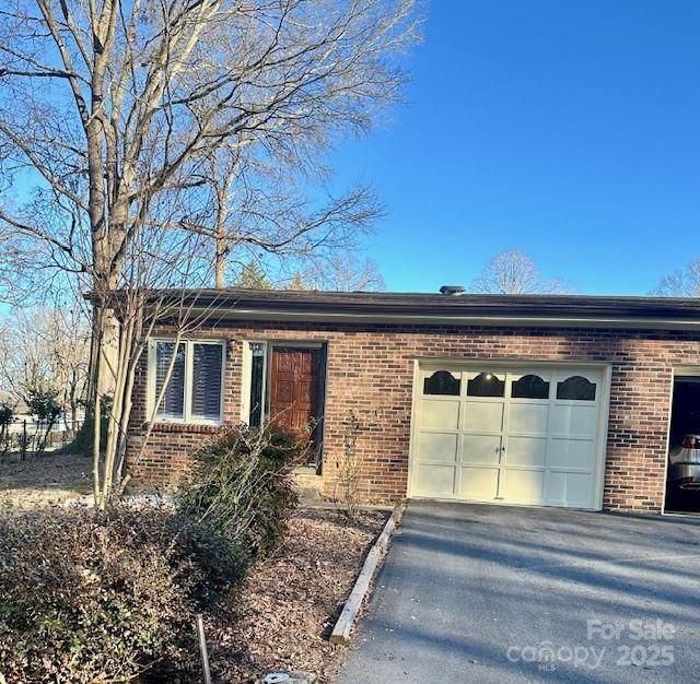 1049 7th St NE, Hickory, NC 28601