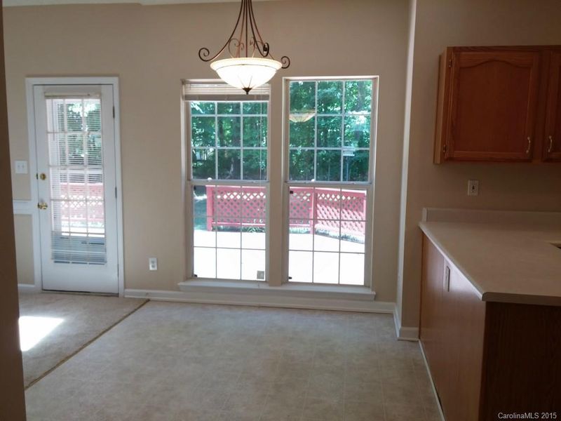 8736 Londonshire Dr, Charlotte, NC 28216