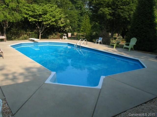 555 Whitethorn Dr, Gastonia, NC 28054