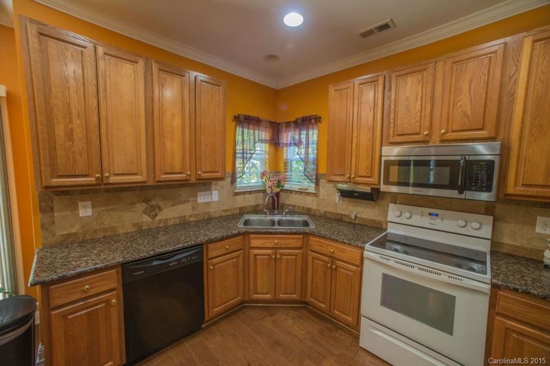 12432 Windsor Glade Dr, Matthews, NC 28105