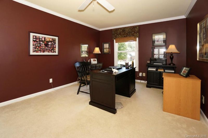 5900 Fox Crossing Dr, Charlotte, NC 28216