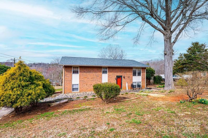 1285 Riverview Dr, Hickory, NC 28602
