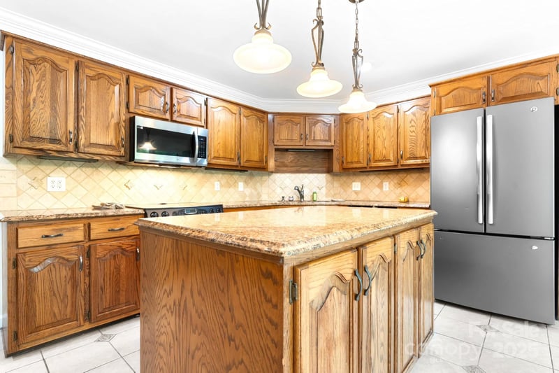 1080 Rolling Green Dr, Newton, NC 28658